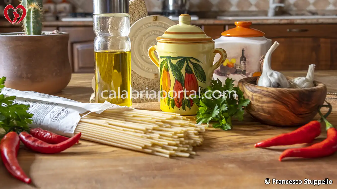 Ricetta della Pasta Aglio, Olio e Peperoncino alla Calabrese: gli Ingredienti Ricetta della Pasta Aglio, Olio e Peperoncino alla Calabrese: gli Ingredienti