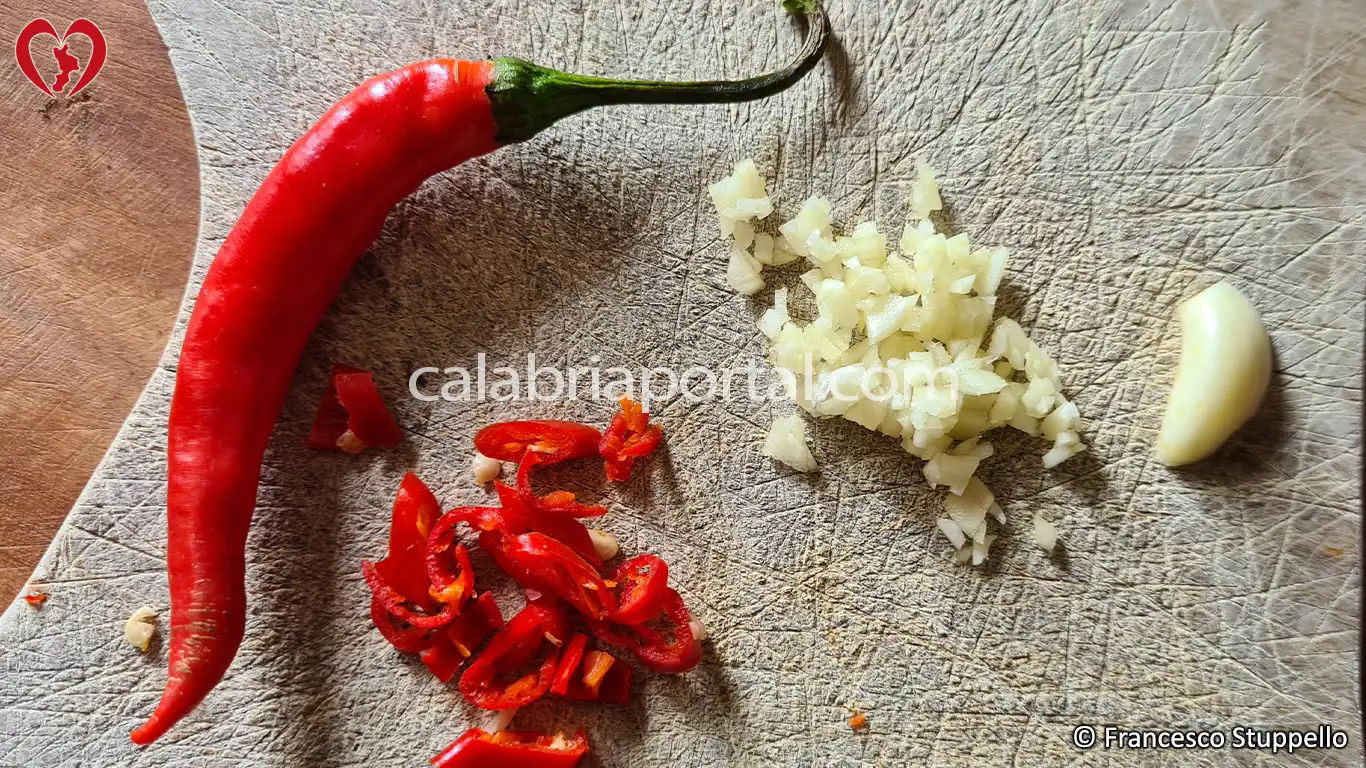 Ricetta della Pasta Aglio, Olio e Peperoncino alla Calabrese: tagliate aglio e peperoncino Ricetta della Pasta Aglio, Olio e Peperoncino alla Calabrese: tagliate aglio e peperoncino