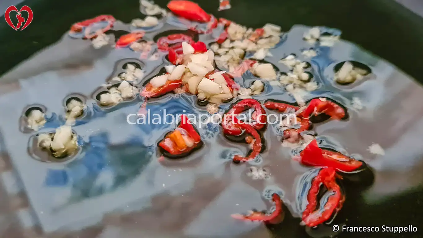 Ricetta della Pasta Aglio, Olio e Peperoncino alla Calabrese: fate rosolare aglio e peperoncino Ricetta della Pasta Aglio, Olio e Peperoncino alla Calabrese: fate rosolare aglio e peperoncino