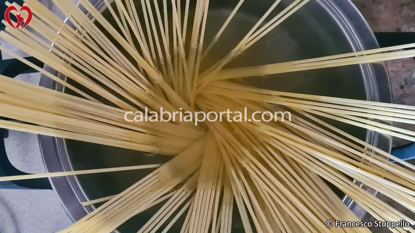 Ricetta della Pasta Aglio, Olio e Peperoncino alla Calabrese: fate cuocere la pasta