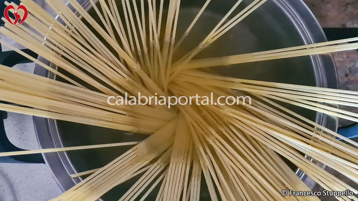 Ricetta della Pasta Aglio, Olio e Peperoncino alla Calabrese: fate cuocere la pasta Ricetta della Pasta Aglio, Olio e Peperoncino alla Calabrese: fate cuocere la pasta