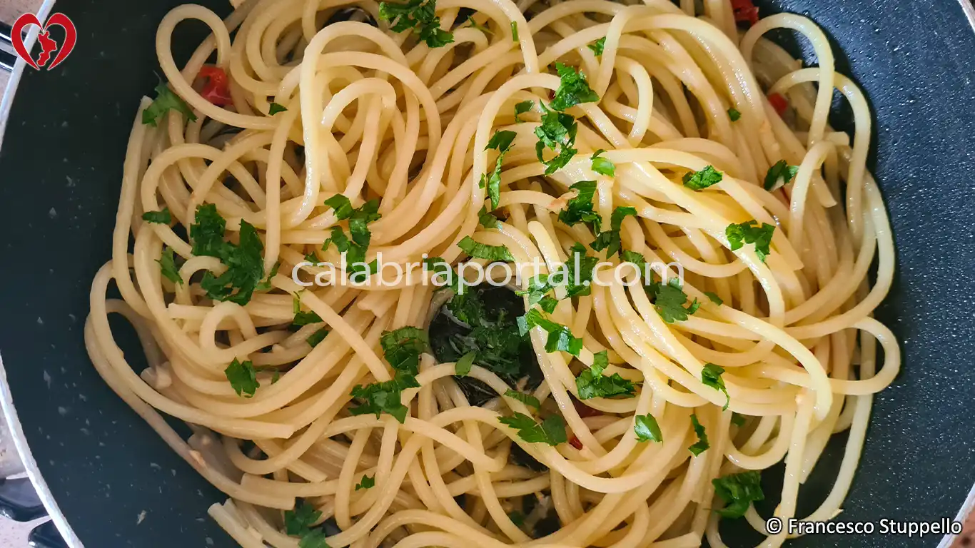 Ricetta della Pasta Aglio, Olio e Peperoncino alla Calabrese: fate saltare la pasta Ricetta della Pasta Aglio, Olio e Peperoncino alla Calabrese: fate saltare la pasta