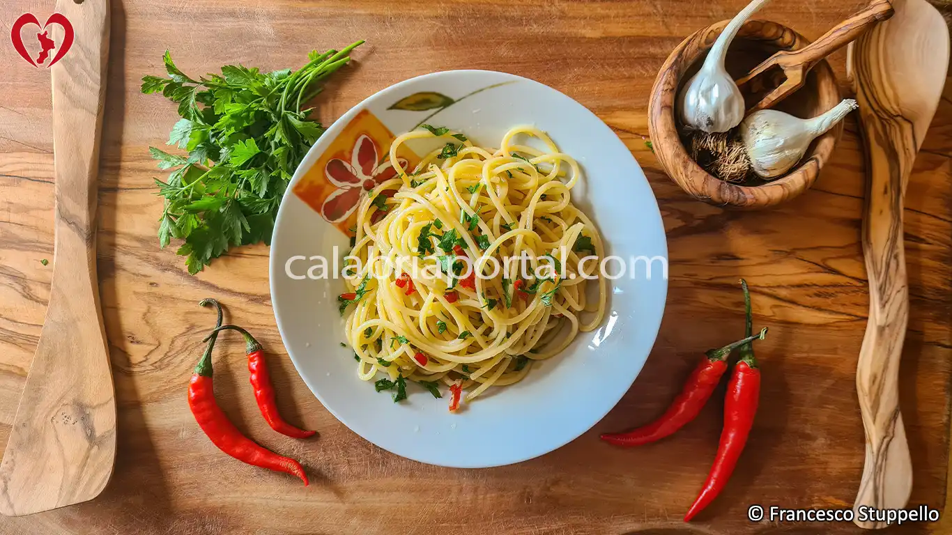 Ricetta della Pasta Aglio, Olio e Peperoncino alla Calabrese: piatto pronto Ricetta della Pasta Aglio, Olio e Peperoncino alla Calabrese: piatto pronto
