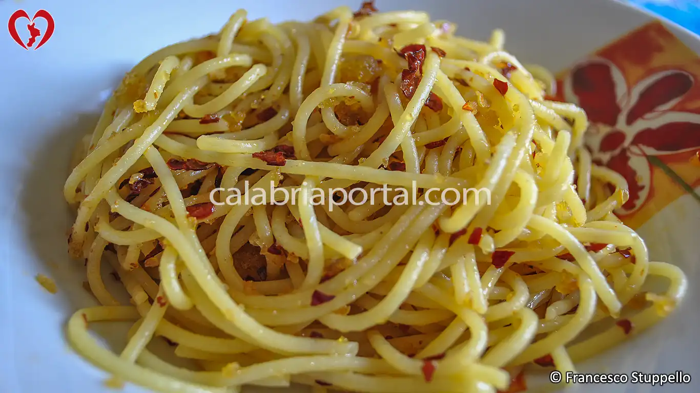 Pasta con Olio Rosso e Mollica: La Ricetta Originale Calabrese