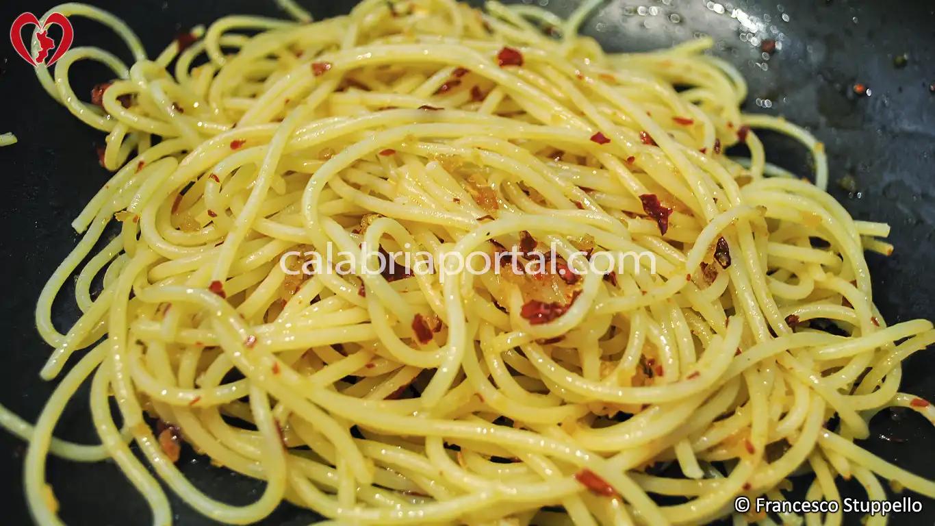 Ricetta della Pasta con Olio Rosso e Mollica di Pane alla Calabrese: fate saltare la pasta in padella.