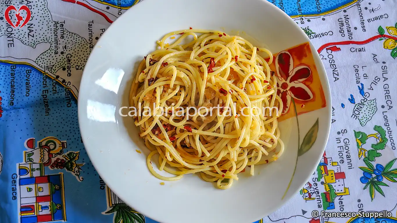 Ricetta della Pasta con Olio Rosso e Mollica di Pane alla Calabrese: impiattate e servite. Ricetta della Pasta con Olio Rosso e Mollica di Pane alla Calabrese: impiattate e servite.