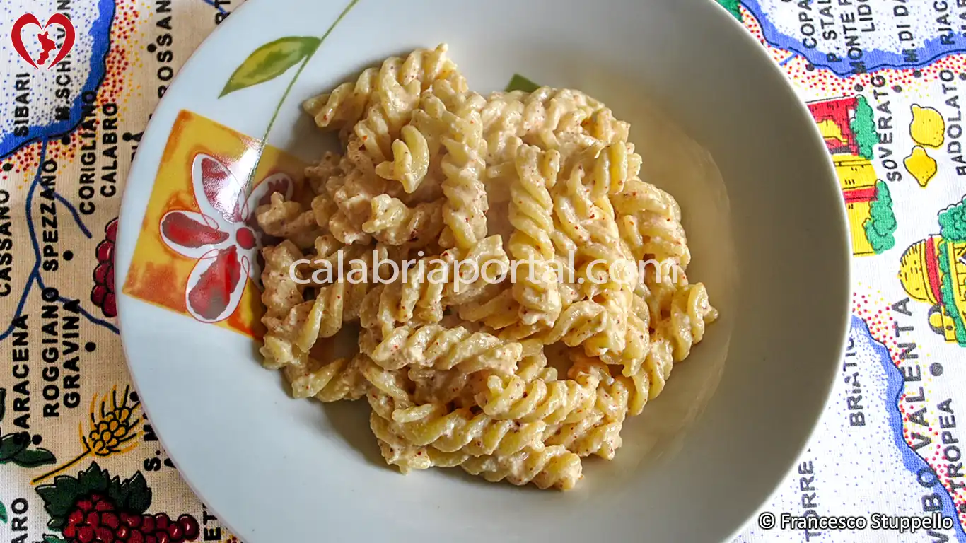 Ricetta della Pasta con Ricotta e Peperone Macinato: impiattate e servite Ricetta della Pasta con Ricotta e Peperone Macinato: impiattate e servite