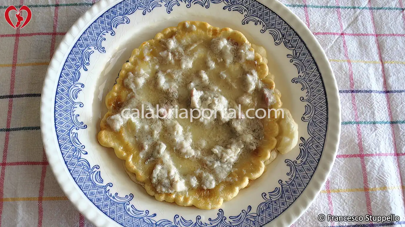 Ricetta della Pitta Fritta e Ciccioli di Maiale alla Calabrese: impiattate e servite.