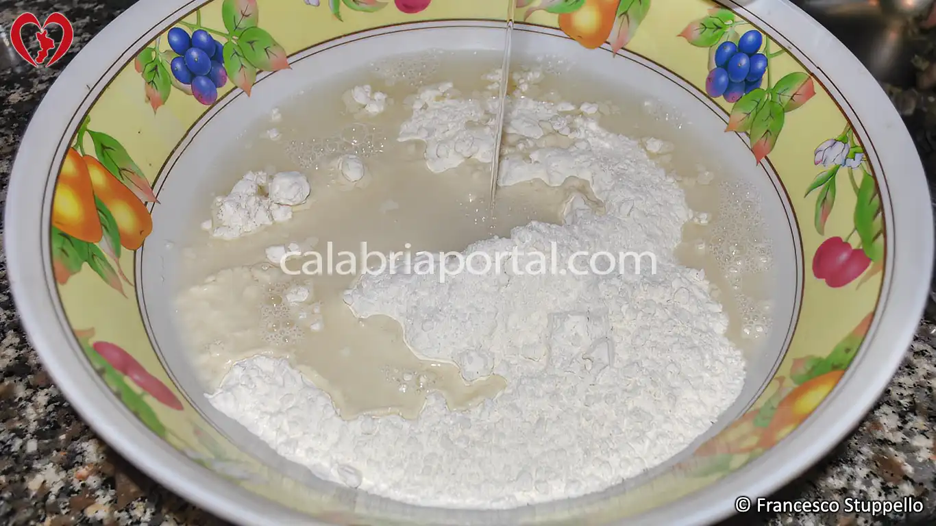 Ricetta della Pitta Fritta con Miele di Fichi alla Calabrese Ricetta della Pitta Fritta con Miele di Fichi alla Calabrese