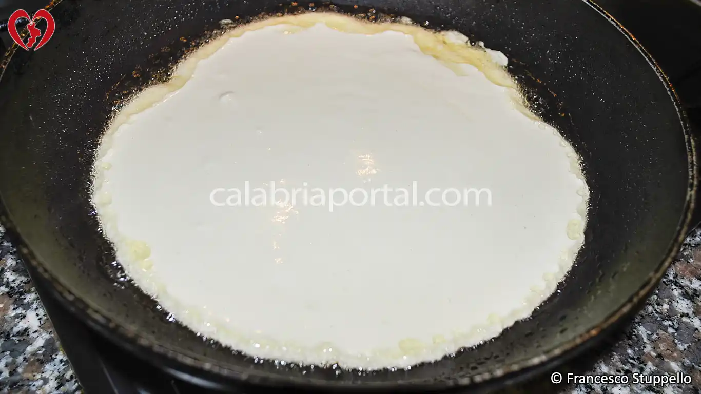 Ricetta della Pitta Fritta con Miele di Fichi alla Calabrese Ricetta della Pitta Fritta con Miele di Fichi alla Calabrese