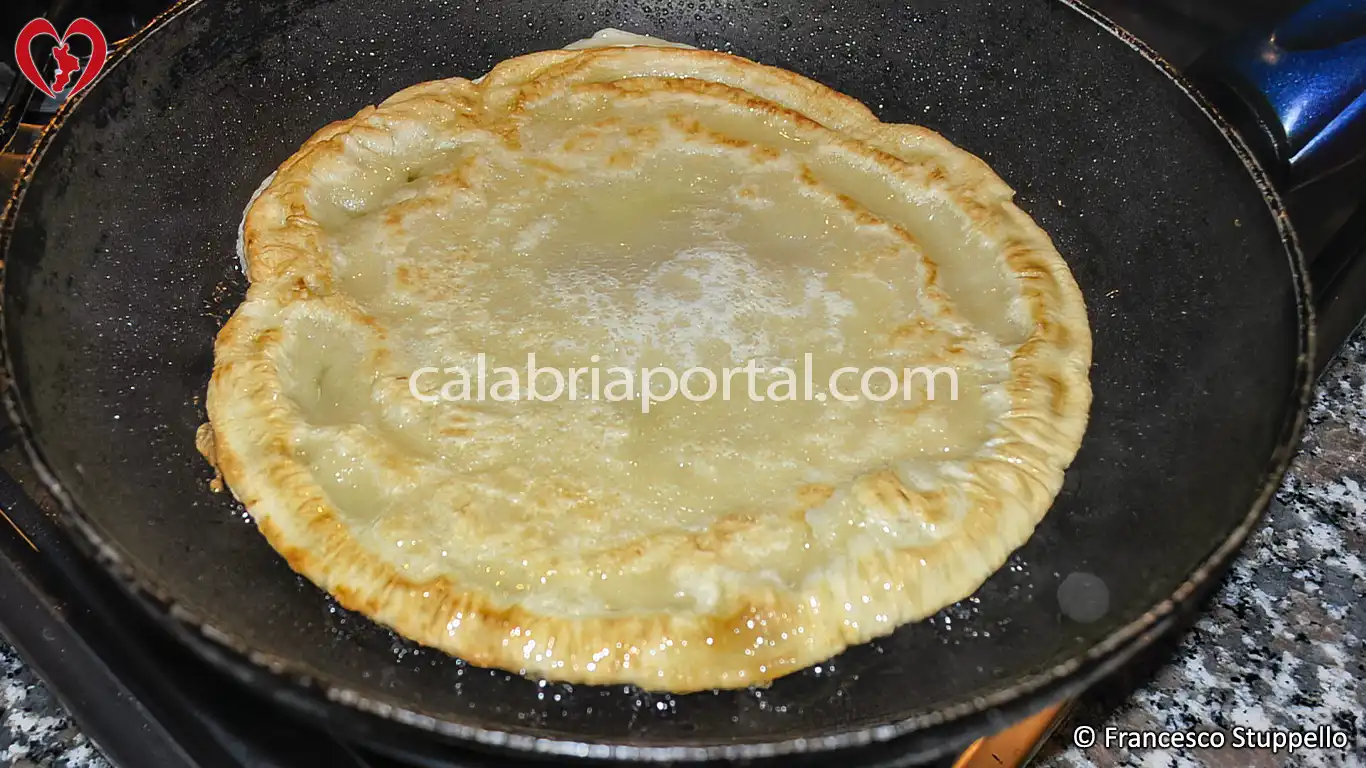 Ricetta della Pitta Fritta con Miele di Fichi alla Calabrese Ricetta della Pitta Fritta con Miele di Fichi alla Calabrese