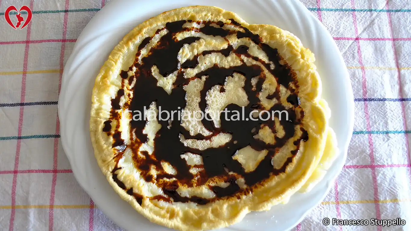 Ricetta della Pitta Fritta con Miele di Fichi alla Calabrese Ricetta della Pitta Fritta con Miele di Fichi alla Calabrese