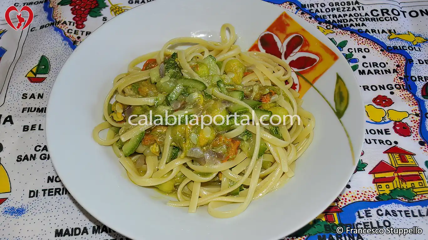 Ricetta delle Linguine con Fiori e Zucchine alla Calabrese Ricetta delle Linguine con Fiori e Zucchine alla Calabrese