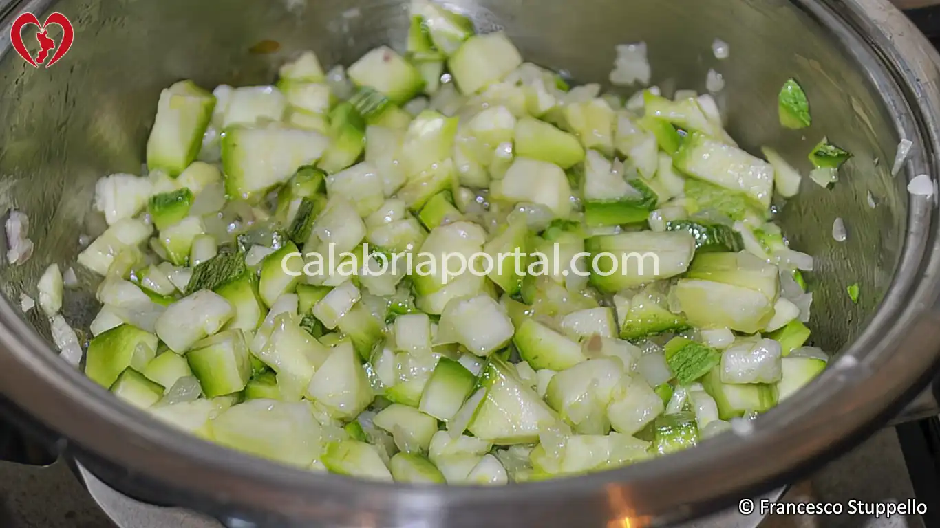 Ricetta delle Linguine con Fiori e Zucchine alla Calabrese: aggiungete la zucchina.