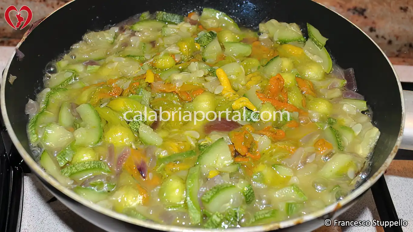 Ricetta delle Linguine con Fiori e Zucchine alla Calabrese: aggiungete i fiori. Ricetta delle Linguine con Fiori e Zucchine alla Calabrese: aggiungete i fiori.
