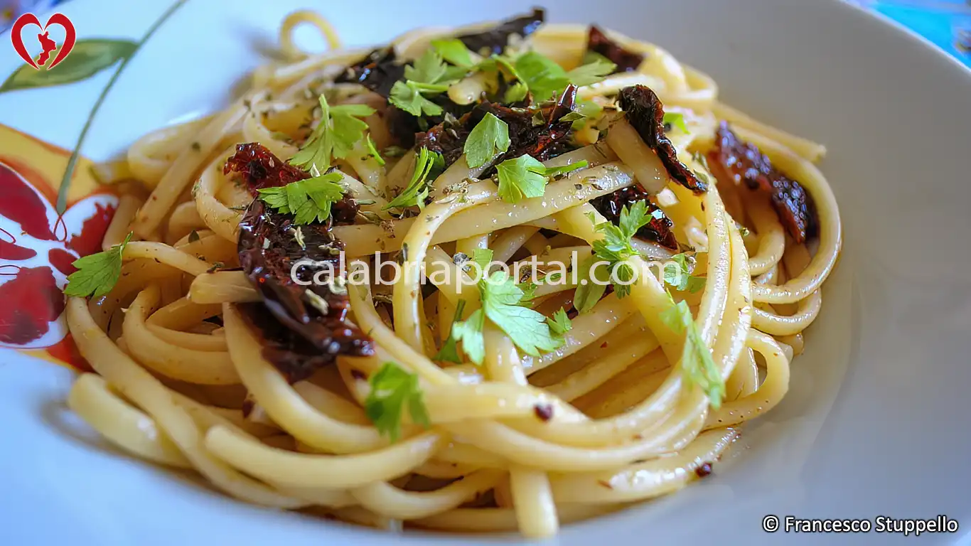 Ricetta Calabrese delle Linguine ai Pomodori Secchi Ricetta Calabrese delle Linguine ai Pomodori Secchi
