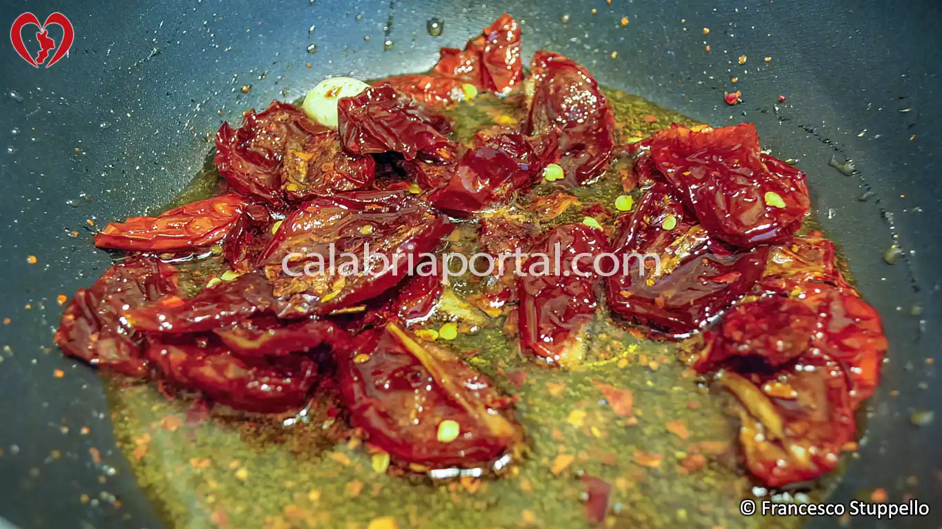 Ricetta Calabrese delle Linguine ai Pomodori Secchi: fate cuocere gli ingredienti