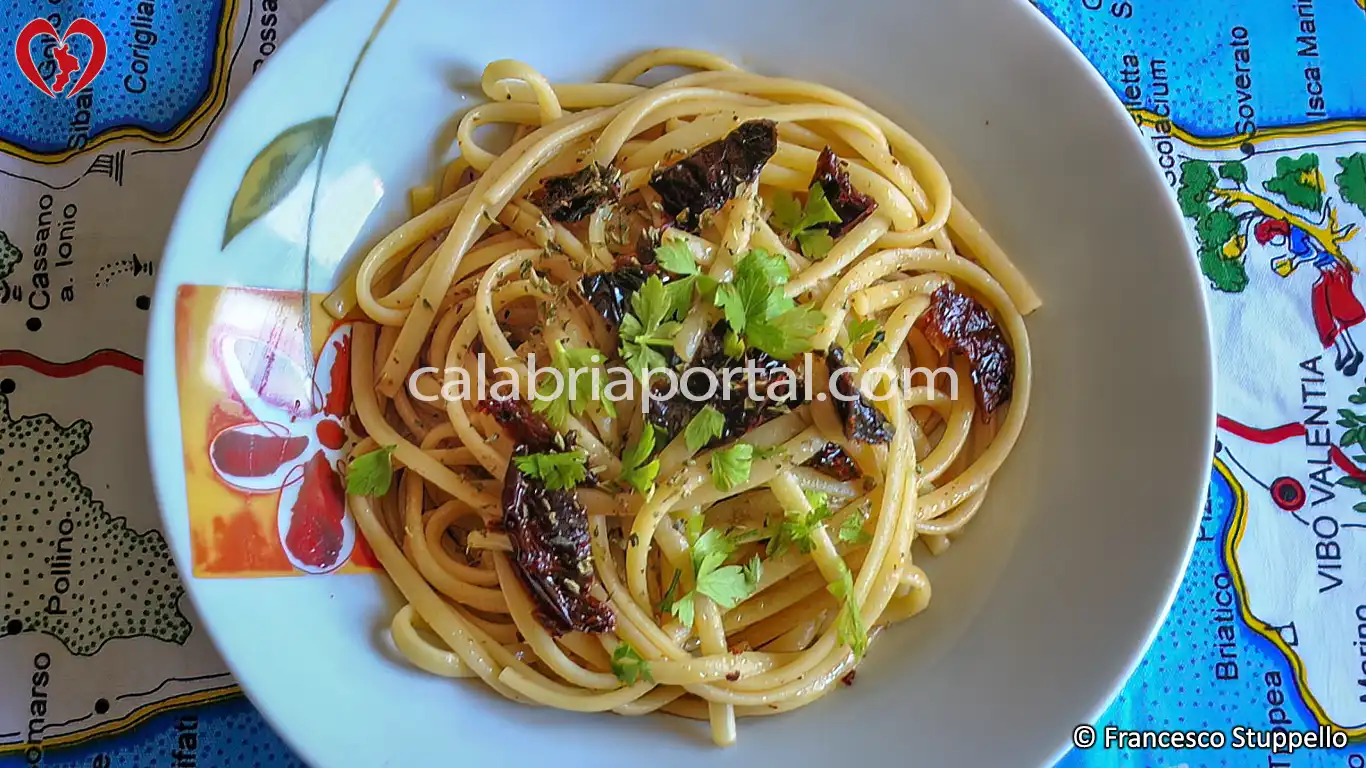 Ricetta Calabrese delle Linguine ai Pomodori Secchi: impiattate e servite Ricetta Calabrese delle Linguine ai Pomodori Secchi: impiattate e servite