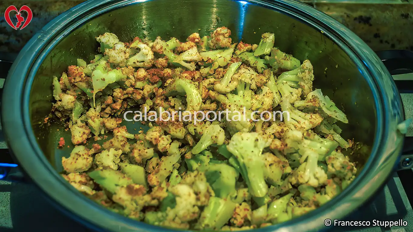 Ricetta della Pasta al Forno con Cavolfiore alla Calabrese: fate rosolare le cimette di cavolfiore.