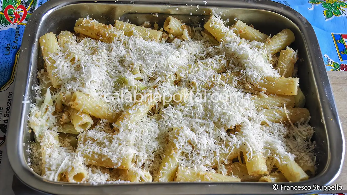 Ricetta della Pasta al Forno con Cavolfiore alla Calabrese: disponete gli ingredienti in una teglia.