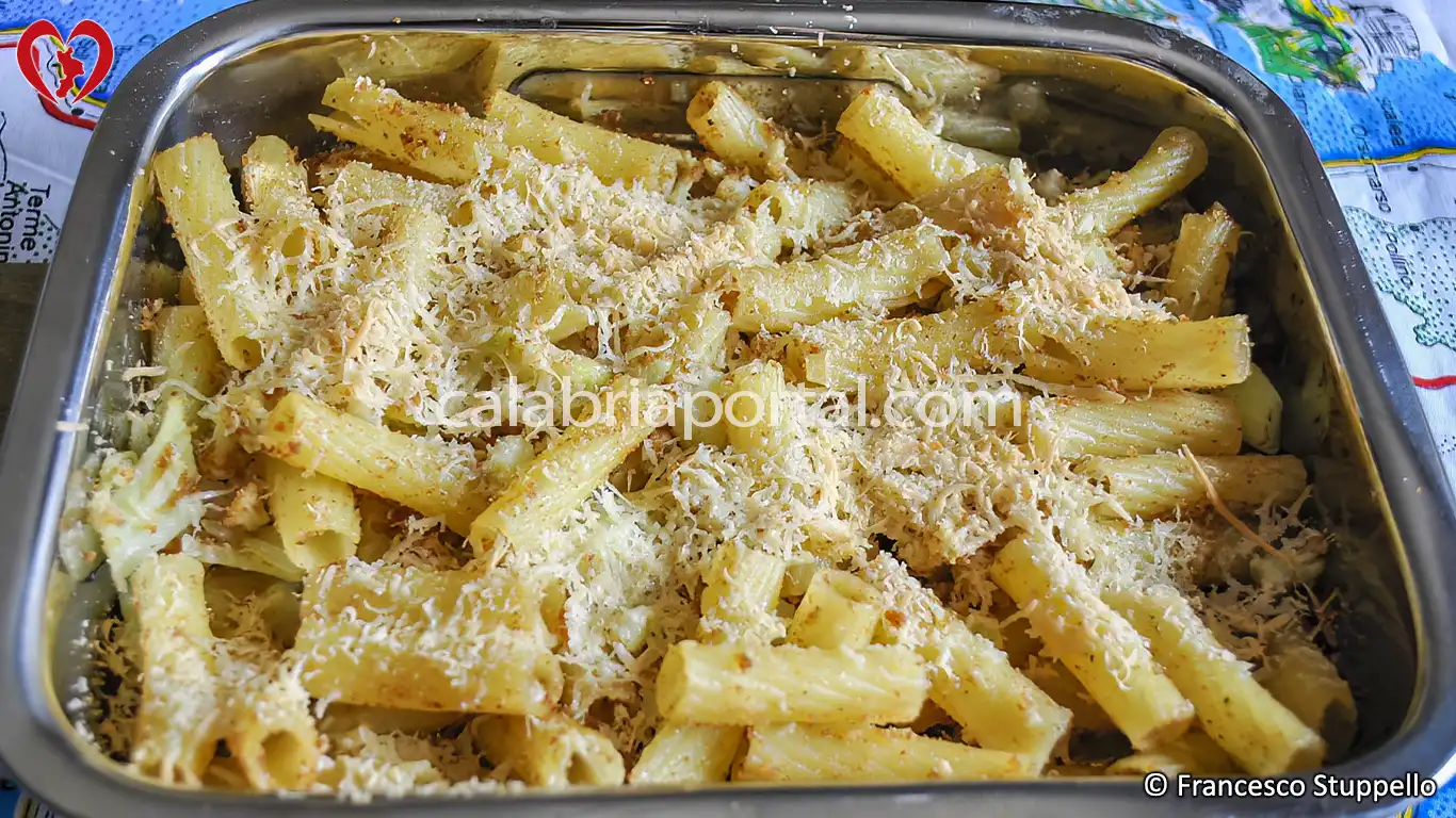 Ricetta della Pasta al Forno con Cavolfiore alla Calabrese: fate cuocere in forno.