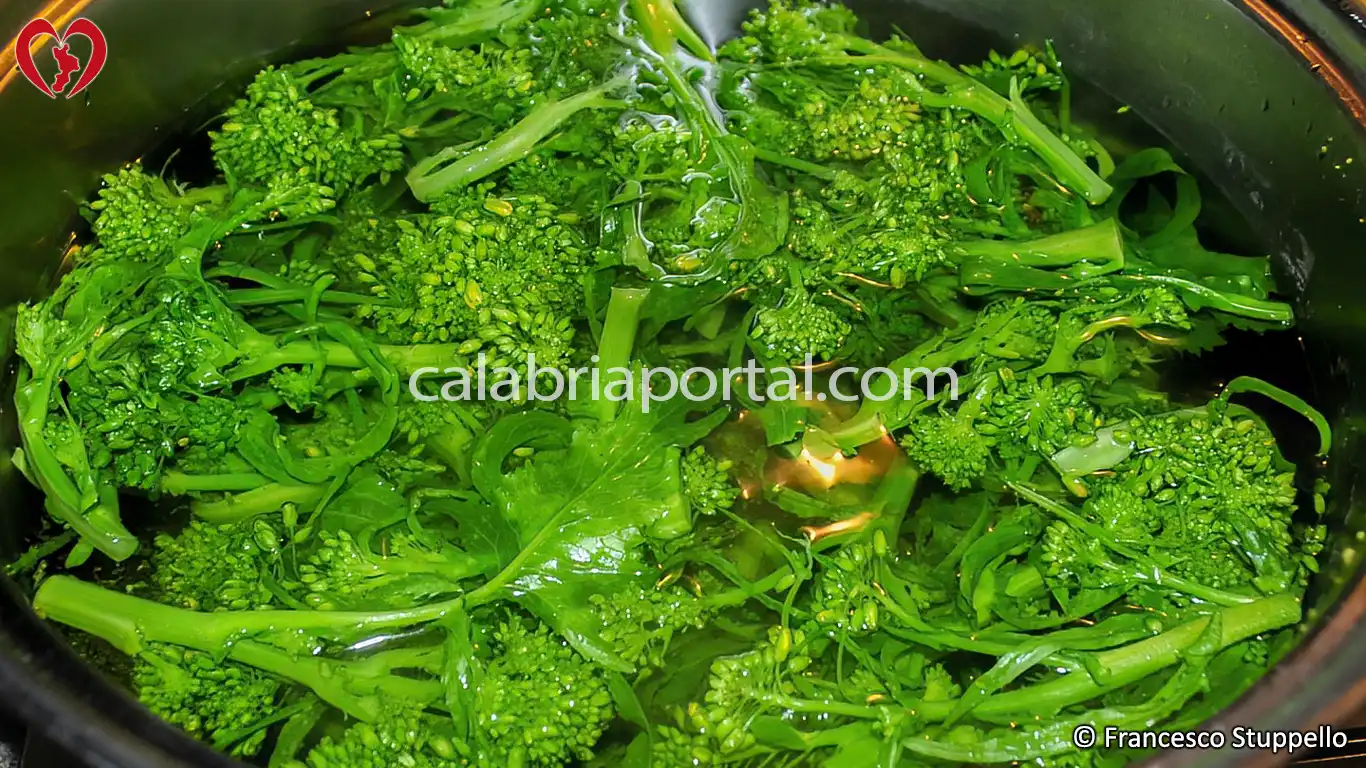 Ricetta Calabrese della Pasta alle Cime di Rapa: sbollentate le cime di rapa Ricetta Calabrese della Pasta alle Cime di Rapa: sbollentate le cime di rapa