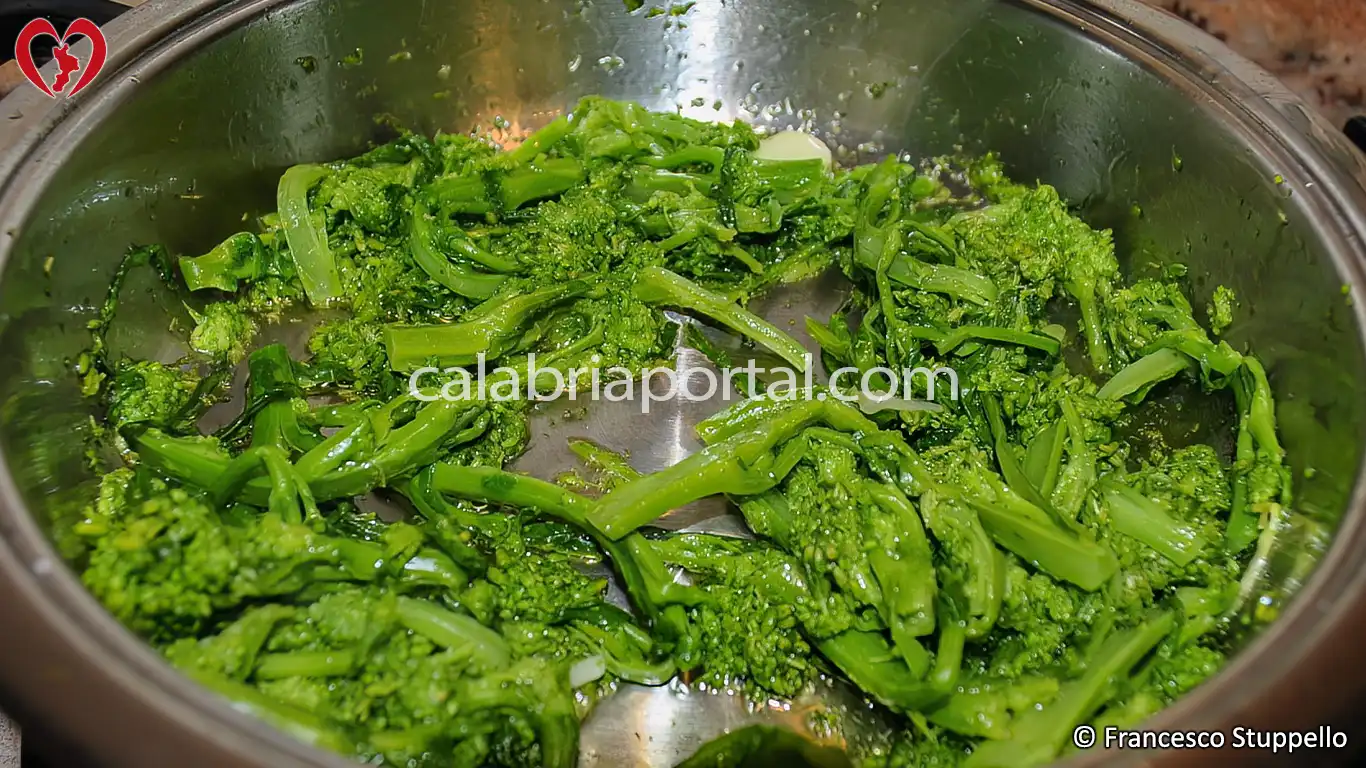 Ricetta Calabrese della Pasta alle Cime di Rapa: fate rosolare. Ricetta Calabrese della Pasta alle Cime di Rapa: fate rosolare.