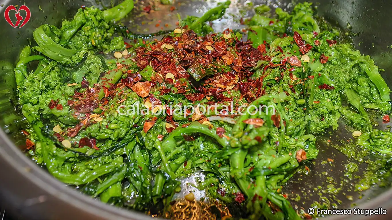 Ricetta Calabrese della Pasta alle Cime di Rapa: versate le scaglie di peperone Ricetta Calabrese della Pasta alle Cime di Rapa: versate le scaglie di peperone