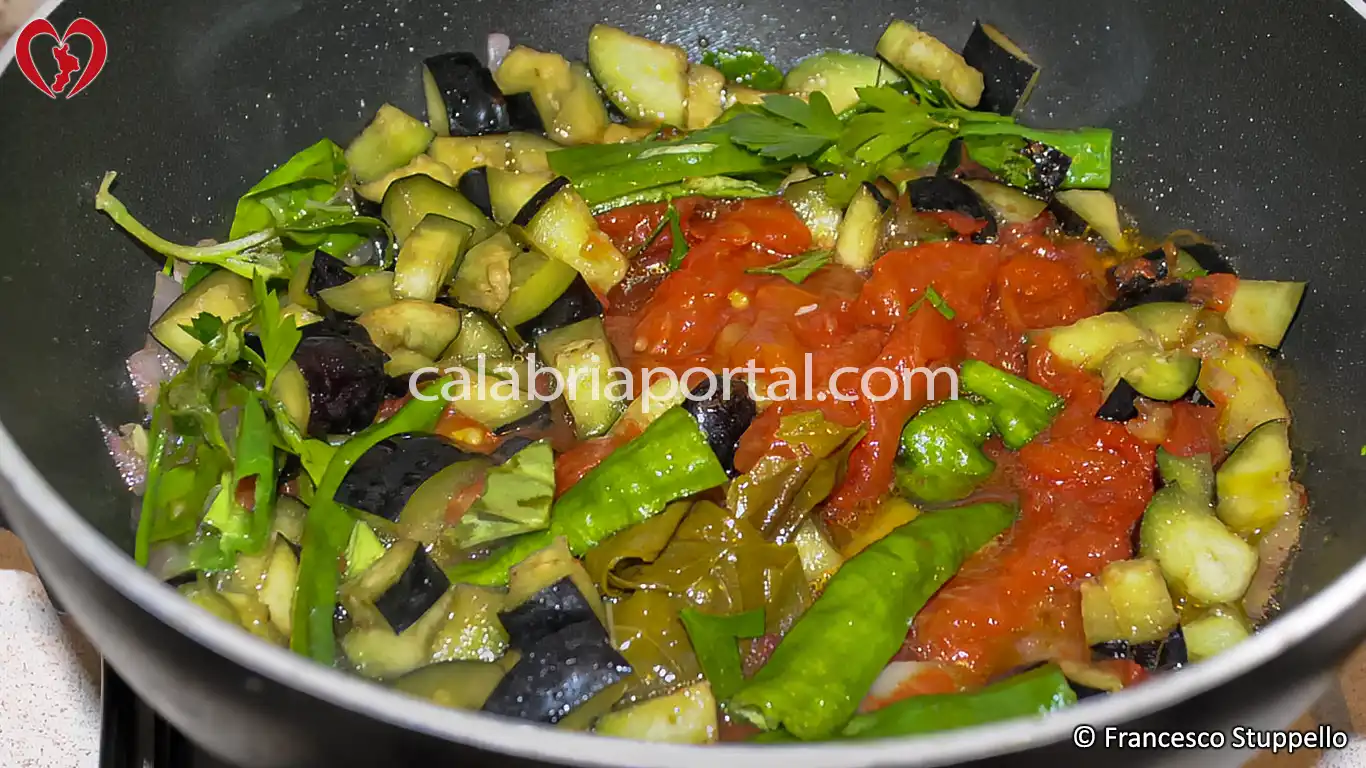 Ricetta della Pasta con le Melanzane alla Calabrese: preparate il condimento