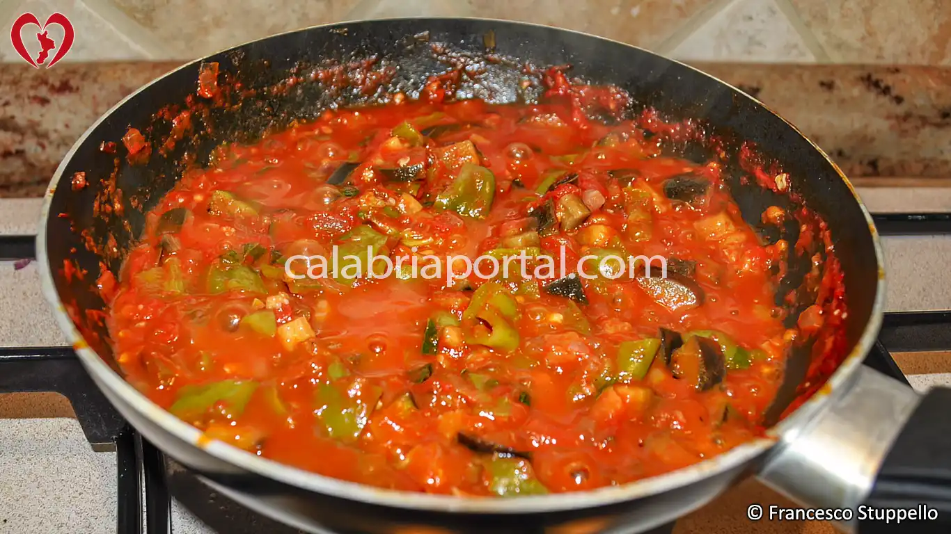 Ricetta della Pasta con le Melanzane alla Calabrese: fate cuocere.