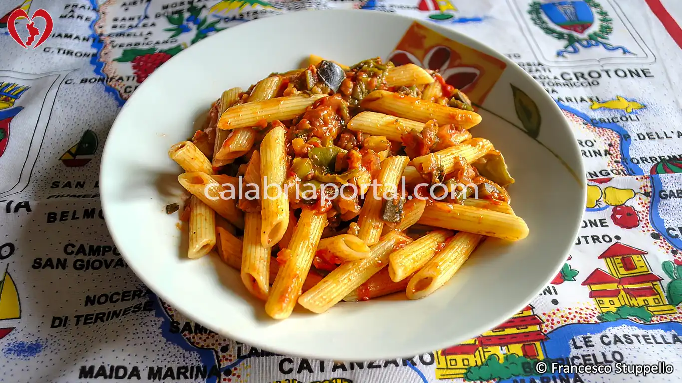 Ricetta della Pasta con le Melanzane alla Calabrese: impiattate e servite.