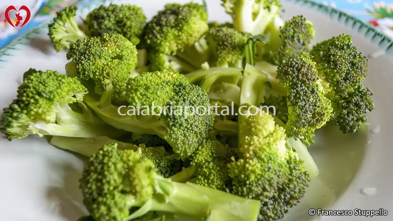 Ricetta della Pasta e Broccoli alla Calabrese: riducete a cimette i broccoli