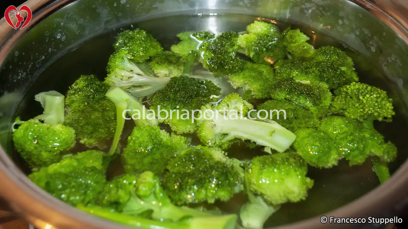 Ricetta della Pasta e Broccoli alla Calabrese: sbollentate i broccoli