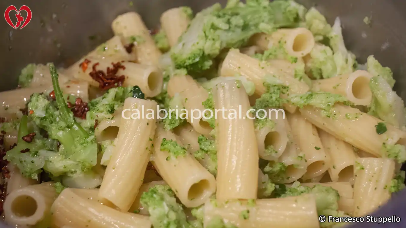 Ricetta della Pasta e Broccoli alla Calabrese: fate saltare la pasta