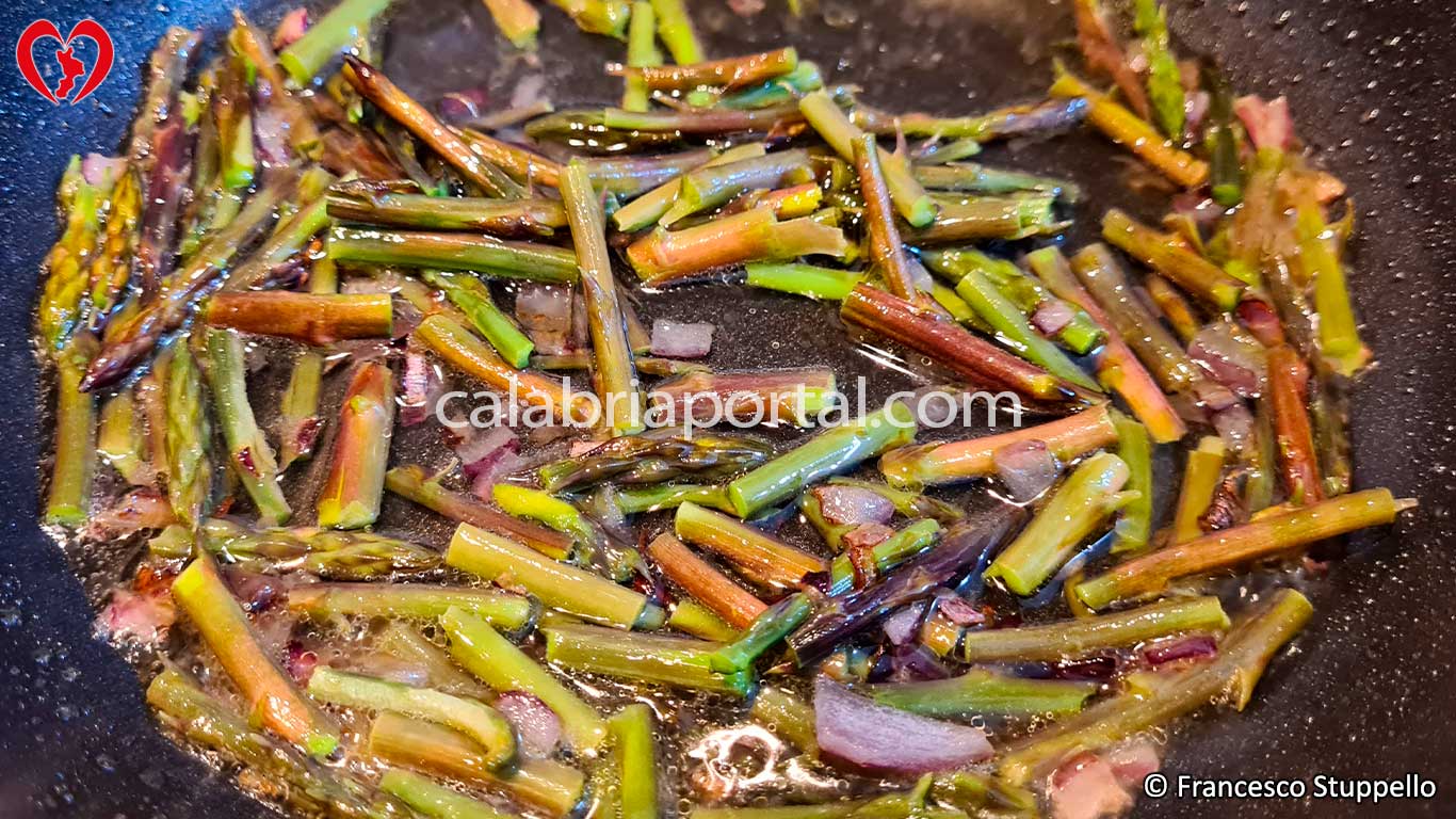 Spaghetti con Asparagi Selvatici: Soffriggere la Cipolla e Versare gli Asparagi