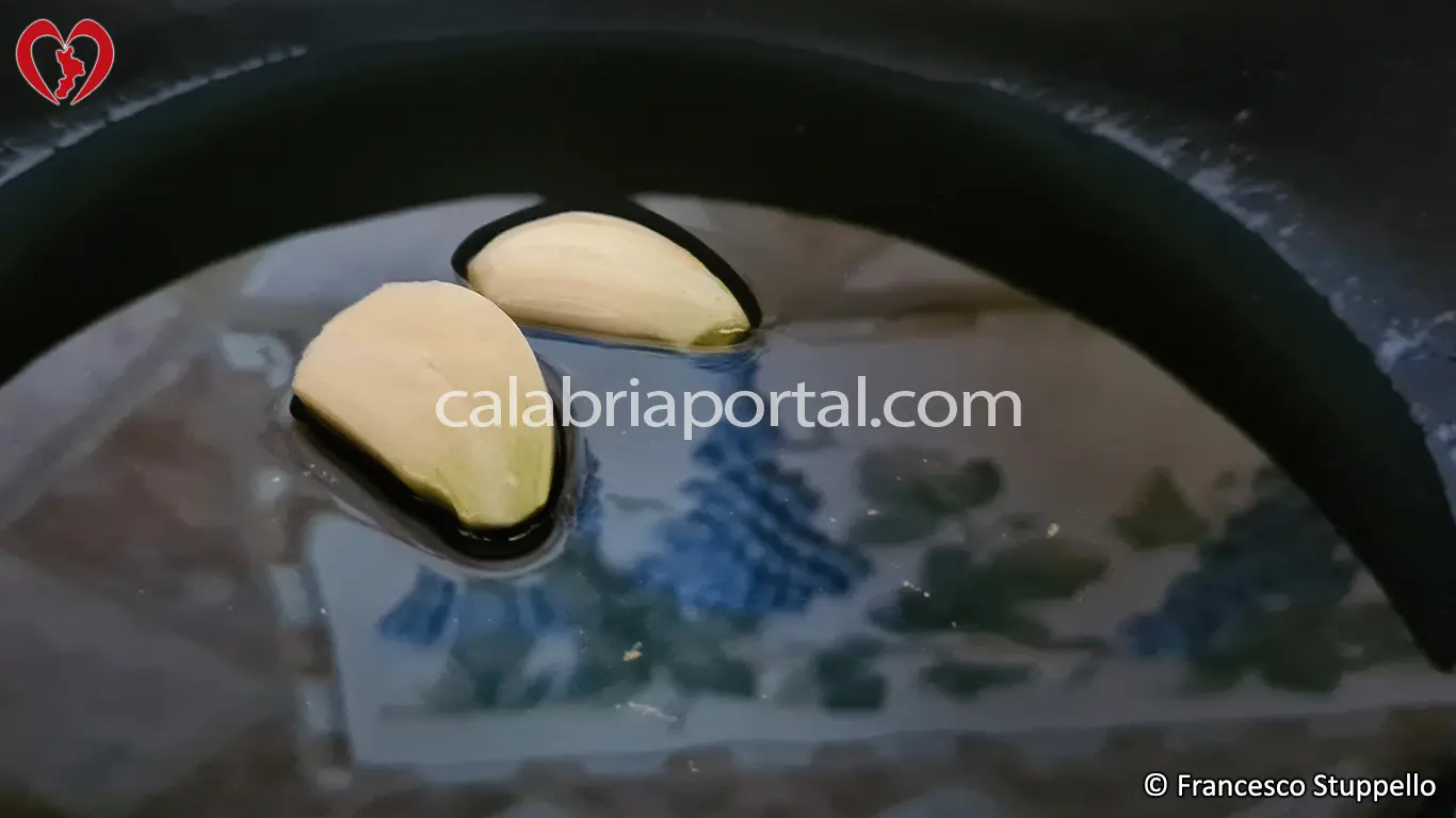 Ricetta calabrese della pasta con i fagiolini: fate soffriggere l'aglio Ricetta calabrese della pasta con i fagiolini: fate soffriggere l'aglio