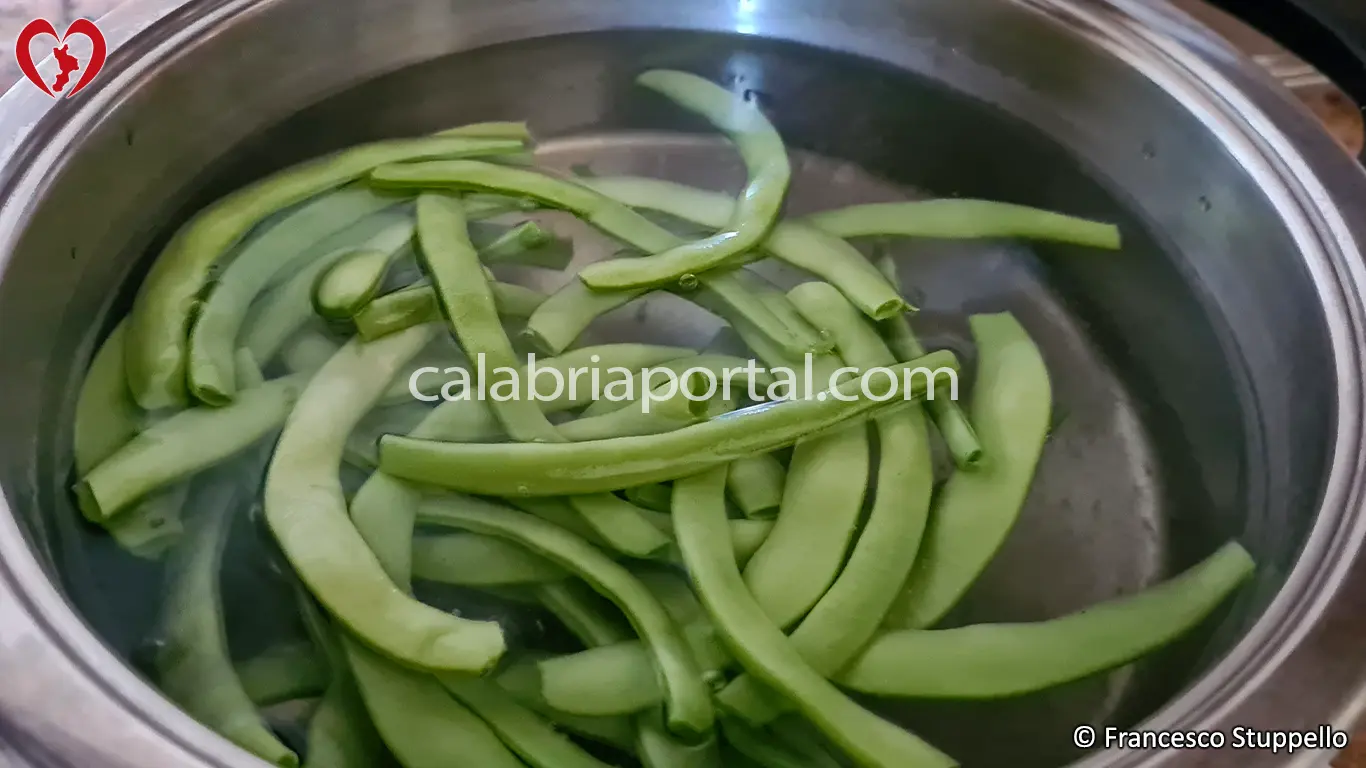 Ricetta calabrese della pasta con i fagiolini: fate cuocere i fagiolini Ricetta calabrese della pasta con i fagiolini: fate cuocere i fagiolini