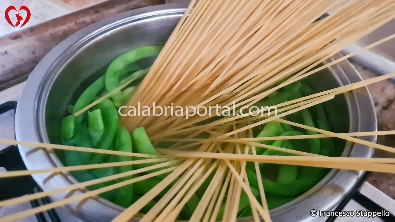 Ricetta calabrese della pasta con i fagiolini: calate la pasta. Ricetta calabrese della pasta con i fagiolini: calate la pasta.
