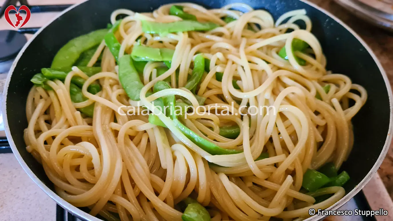 Ricetta calabrese della pasta con i fagiolini: fate saltare la pasta. Ricetta calabrese della pasta con i fagiolini: fate saltare la pasta.