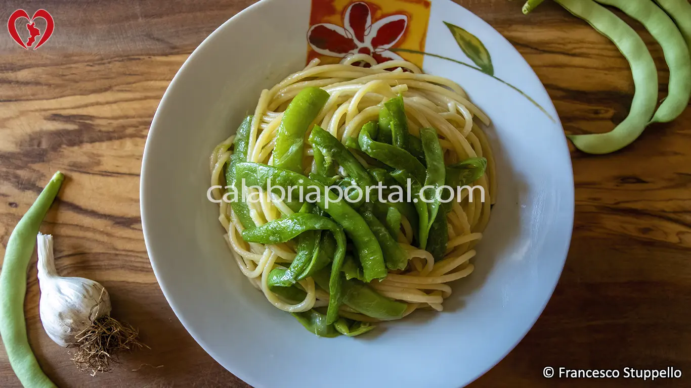 Ricetta calabrese della pasta con i fagiolini: impiattate e servite. Ricetta calabrese della pasta con i fagiolini: impiattate e servite.