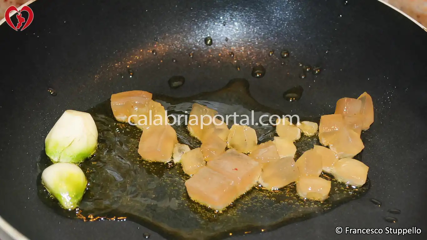Ricetta degli Spaghetti con Peperoni Fritti alla Calabrese: fate soffriggere il lardo con l'aglio