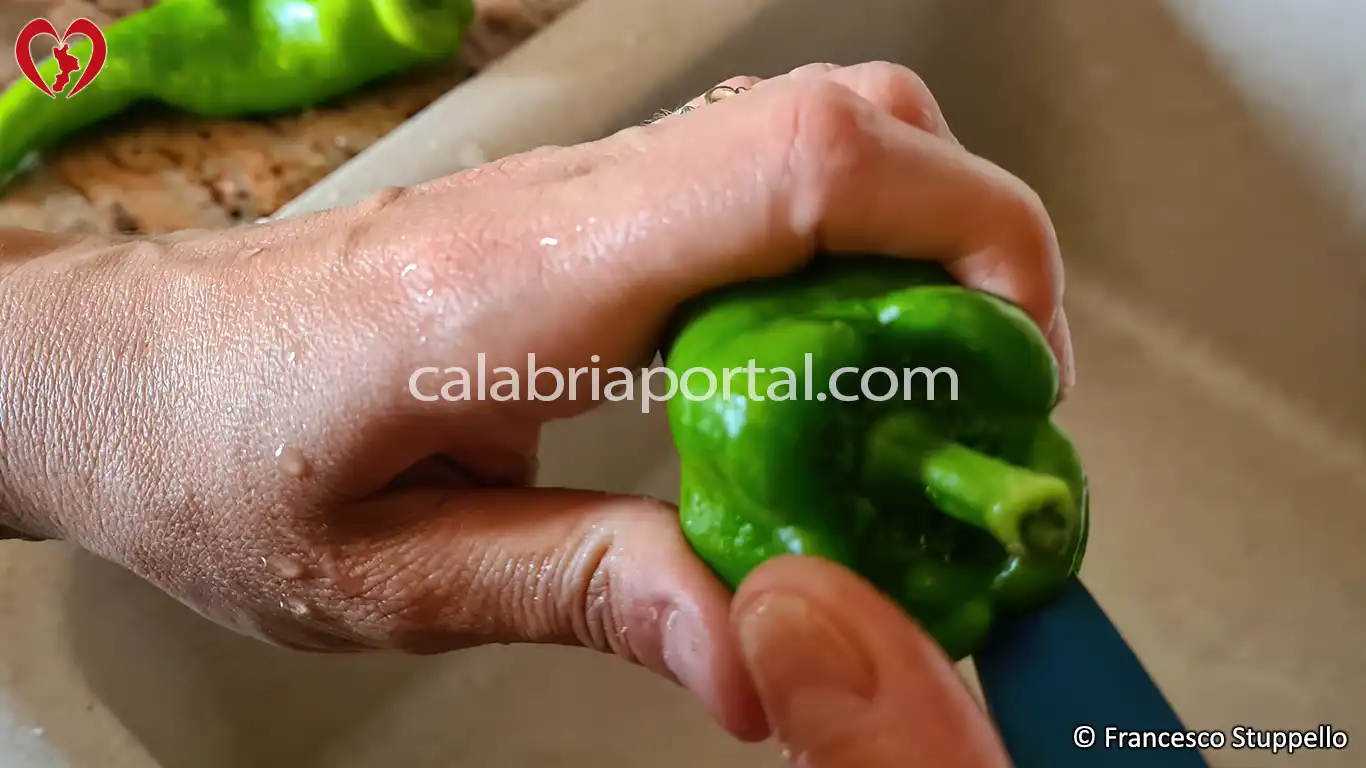 Ricetta degli Spaghetti con Peperoni Fritti alla Calabrese: lavate e tagliate i peperoni