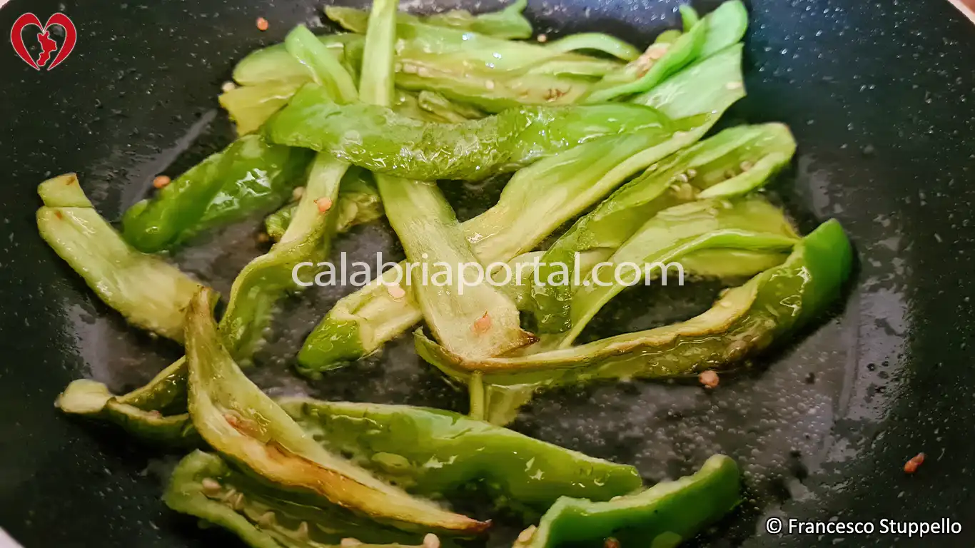 Ricetta degli Spaghetti con Peperoni Fritti alla Calabrese: aggiustate di sale