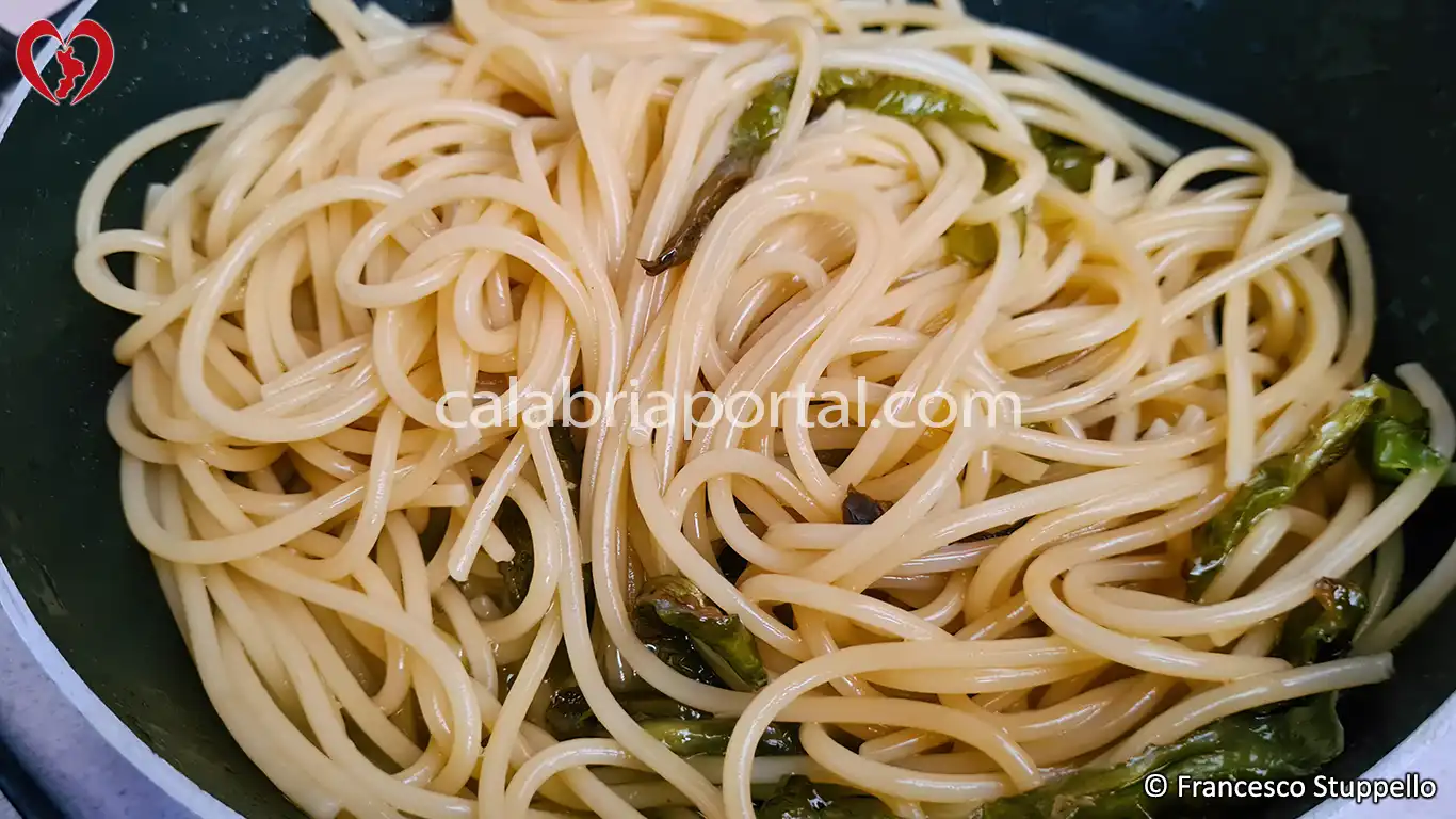 Ricetta degli Spaghetti con Peperoni Fritti alla Calabrese: fate mantecare la pasta