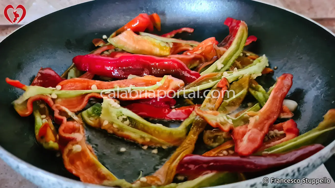 Ricetta degli Spaghetti con Peperoni e Fagiolini alla Calabrese: fate appassire i peperoni. Ricetta degli Spaghetti con Peperoni e Fagiolini alla Calabrese: fate appassire i peperoni.
