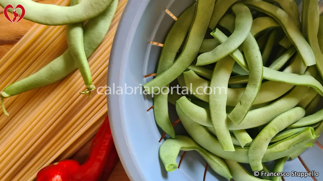 Ricetta degli Spaghetti con Peperoni e Fagiolini alla Calabrese: pulite i fagiolini. Ricetta degli Spaghetti con Peperoni e Fagiolini alla Calabrese: pulite i fagiolini.