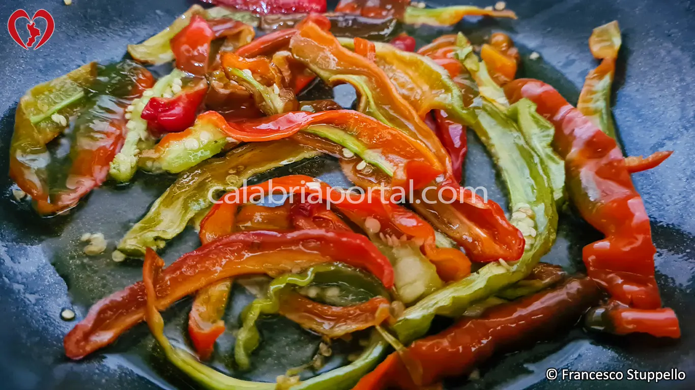 Ricetta degli Spaghetti con Peperoni e Fagiolini alla Calabrese: girate i peperoni.. Ricetta degli Spaghetti con Peperoni e Fagiolini alla Calabrese: girate i peperoni..