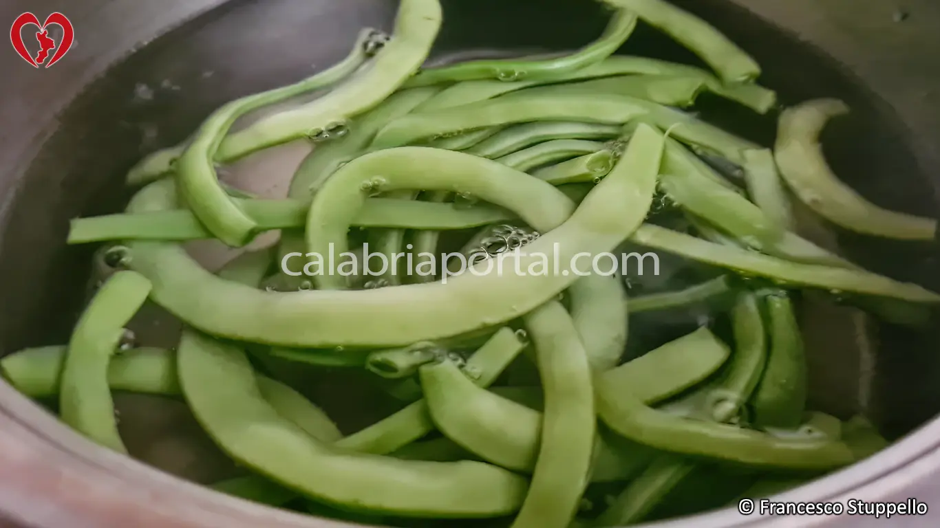 Ricetta degli Spaghetti con Peperoni e Fagiolini alla Calabrese: fate cuocere i fagiolini. Ricetta degli Spaghetti con Peperoni e Fagiolini alla Calabrese: fate cuocere i fagiolini.