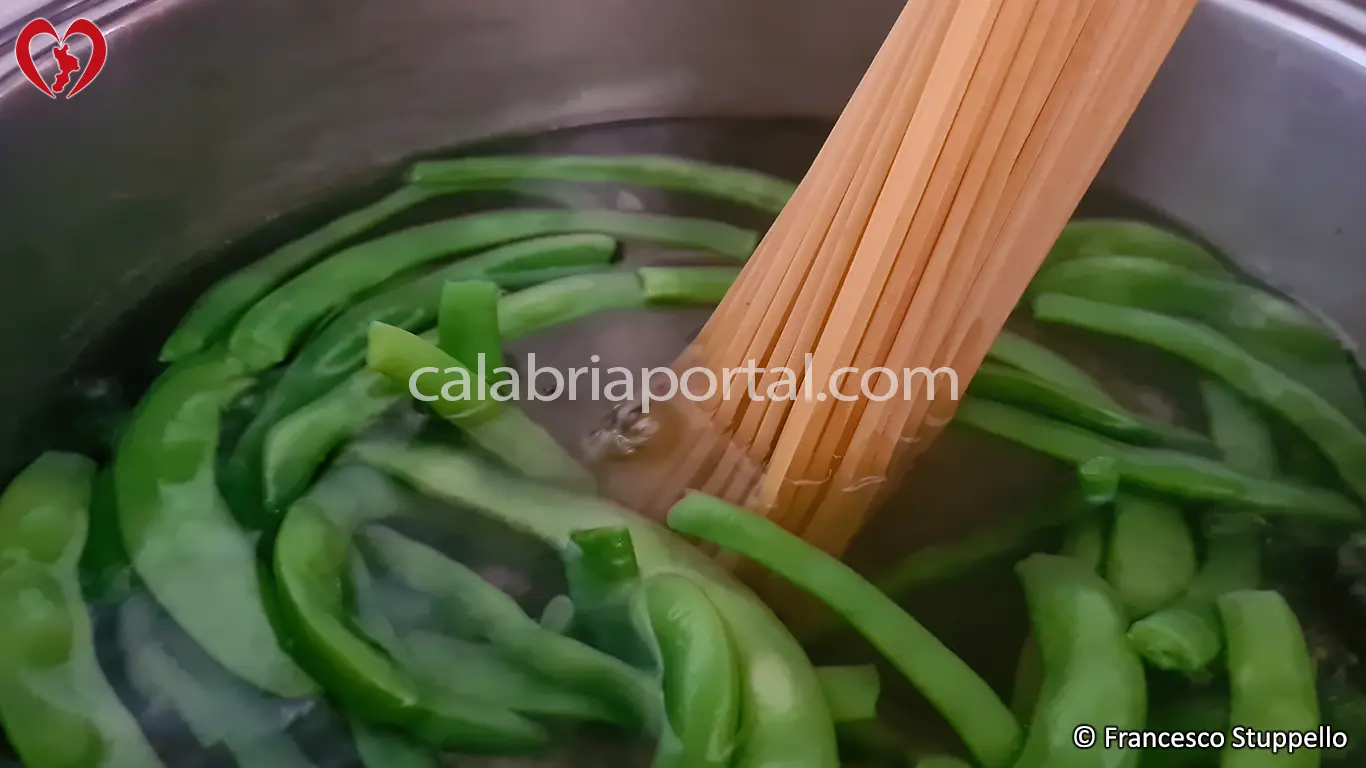 Ricetta degli Spaghetti con Peperoni e Fagiolini alla Calabrese: versate la pasta.