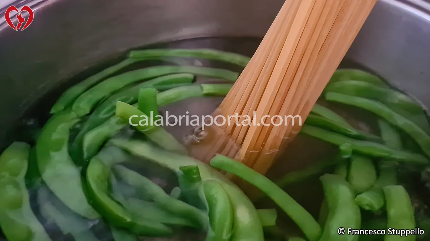Ricetta degli Spaghetti con Peperoni e Fagiolini alla Calabrese: versate la pasta. Ricetta degli Spaghetti con Peperoni e Fagiolini alla Calabrese: versate la pasta.